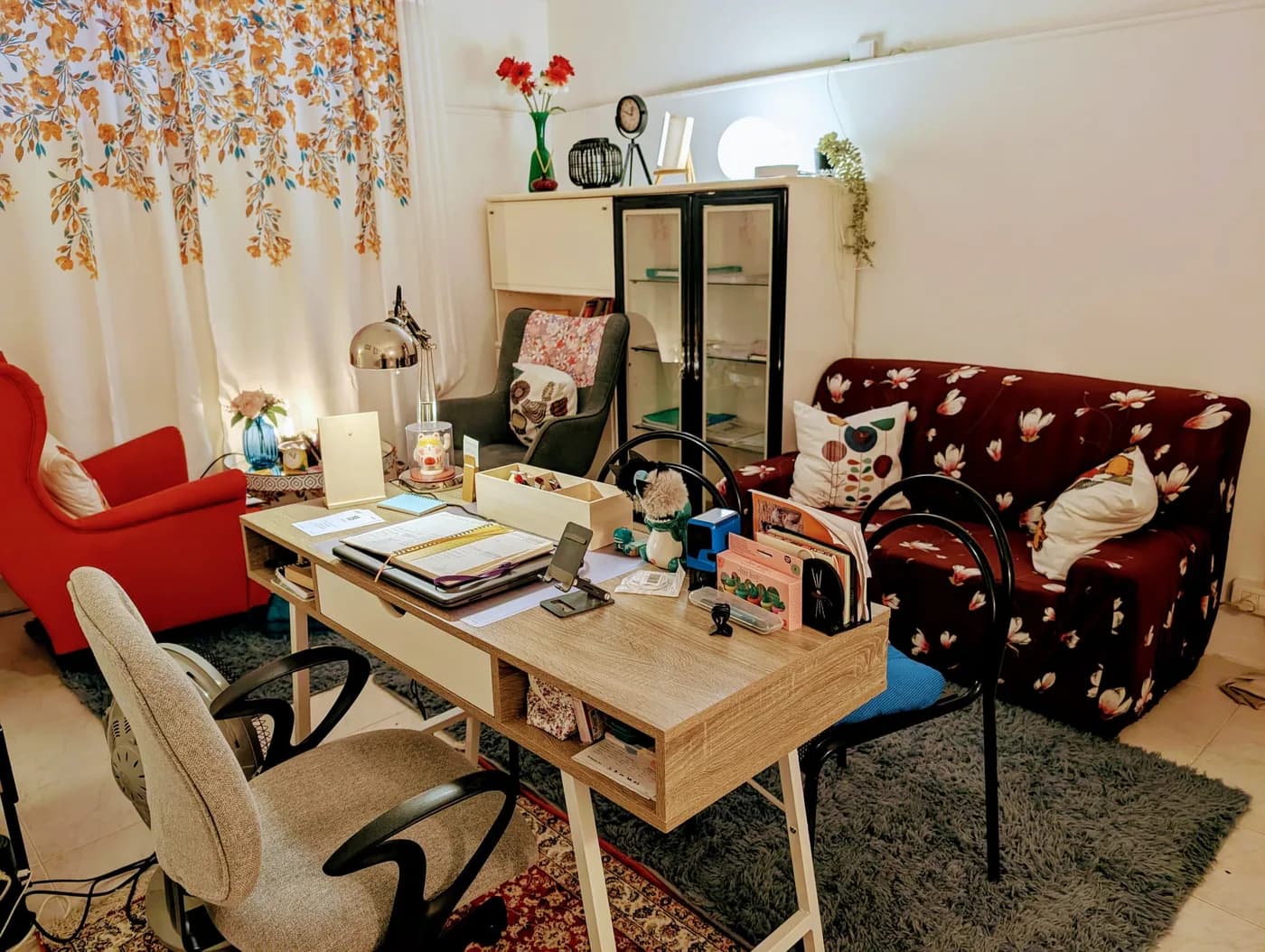 Lo studio visto dall'ingresso, con divano e poltrone
